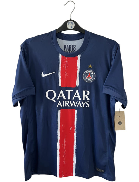 Maillot de foot vintage domicile bleu du PSG 2024-2025. On peut retrouver l'équipementier Nike et le sponsor Qatar Airways. Le maillot possède le flocage champions d'europe 2025. Il s'agit d'un maillot authentique d'époque.