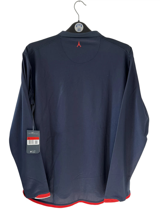 Maillot de foot vintage domicile bleu du PSG de la saison 2006/2007. On peut retrouver l'équipementier Nike et le sponsor Fly Emirates. Il s'agit d'un maillot authentique d'époque issu du stock pro du PSG.