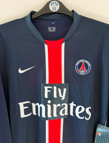 Maillot de foot vintage domicile bleu du PSG de la saison 2006/2007. On peut retrouver l'équipementier Nike et le sponsor Fly Emirates. Il s'agit d'un maillot authentique d'époque issu du stock pro du PSG.