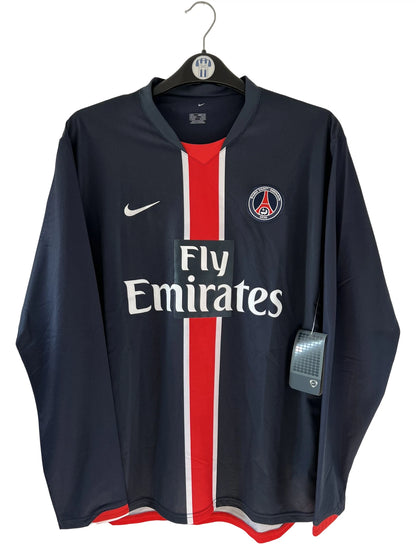 Maillot de foot vintage domicile bleu du PSG de la saison 2006/2007. On peut retrouver l'équipementier Nike et le sponsor Fly Emirates. Il s'agit d'un maillot authentique d'époque issu du stock pro du PSG.