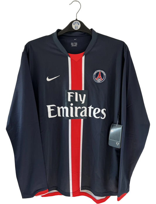 Maillot de foot vintage domicile bleu du PSG de la saison 2006/2007. On peut retrouver l'équipementier Nike et le sponsor Fly Emirates. Il s'agit d'un maillot authentique d'époque issu du stock pro du PSG.