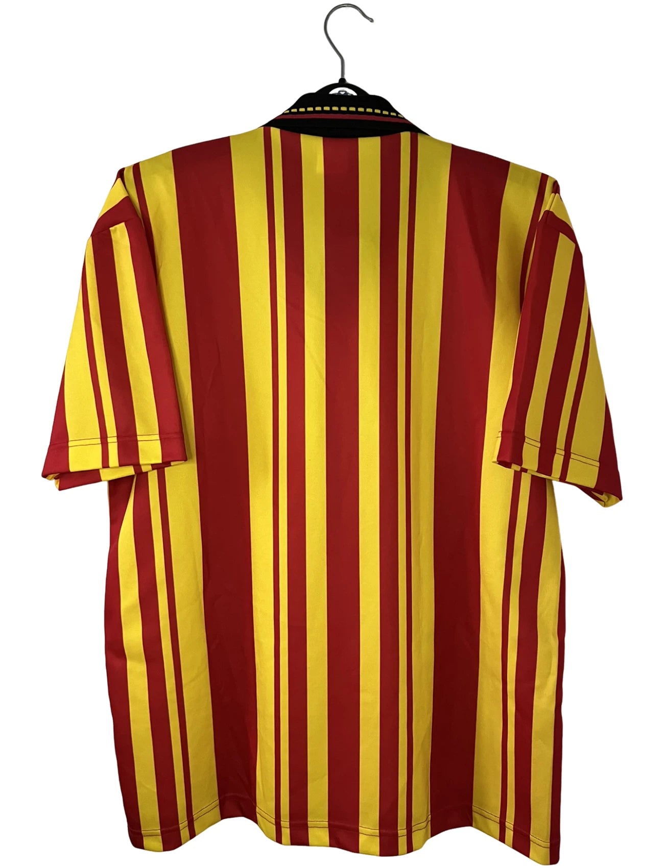 Maillot de foot vintage domicile rouge et jaune du RC Lens de la saison 1994/1995. On peut retrouver l'équipementier Olympic et le sponsor Liptonic. Il s'agit d'un maillot authentique d'époque.