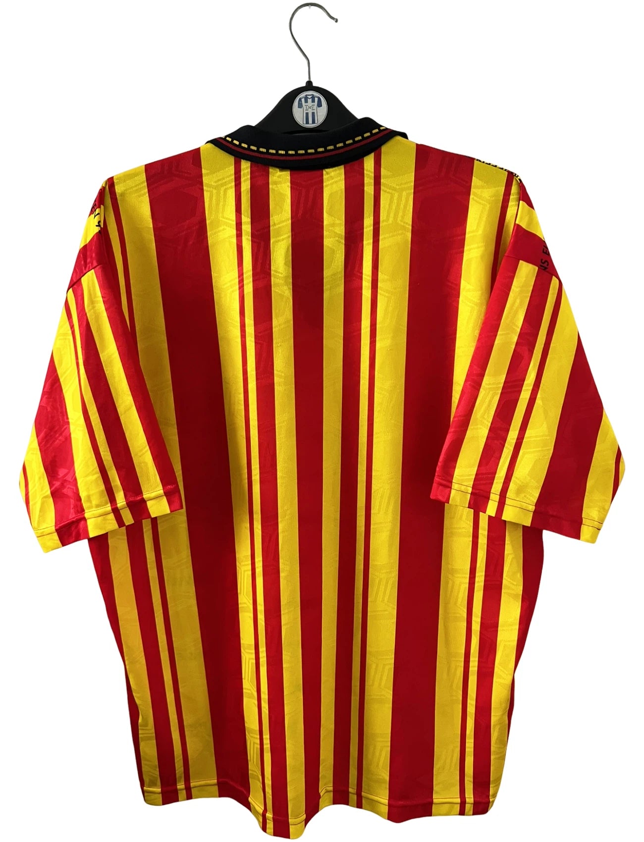 Maillot de foot vintage domicile jaune et rouge du RC Lens 1995/1996. Il s'agit d'une version Lens Européen 95/96. On peut retrouver l'équipementier Olympic et le sponsor Shopi. Il s'agit d'un maillot authentique d'époque.