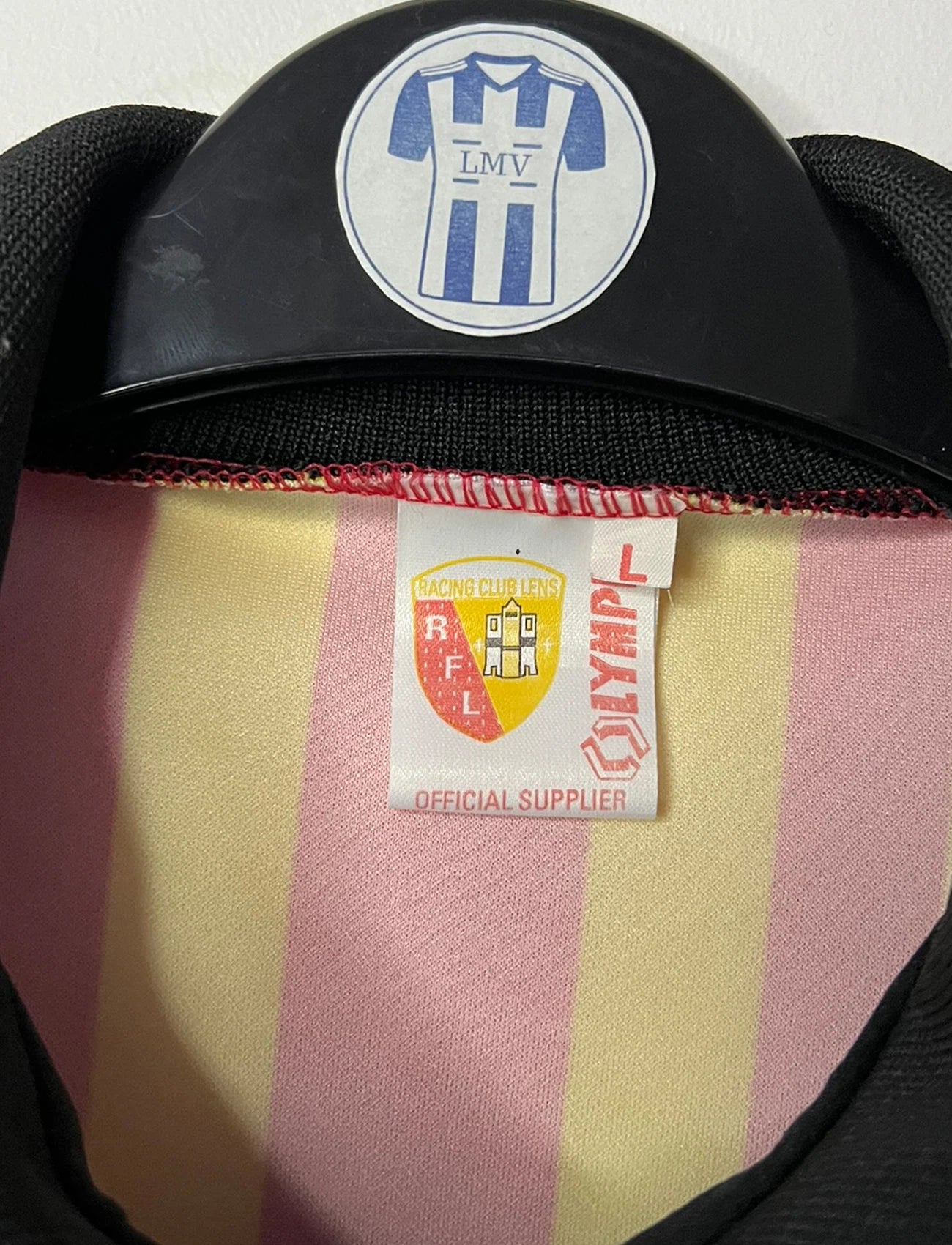 Maillot de foot vintage domicile rouge et jaune du RC Lens de la saison 1994/1995. On peut retrouver l'équipementier Olympic et le sponsor Liptonic. Il s'agit d'un maillot authentique d'époque.