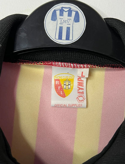 Maillot de foot vintage domicile rouge et jaune du RC Lens de la saison 1994/1995. On peut retrouver l'équipementier Olympic et le sponsor Liptonic. Il s'agit d'un maillot authentique d'époque.