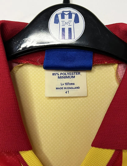 Maillot de foot vintage domicile jaune et rouge du RC Lens de la saison 1998/1999. On peut retrouver l'équipementier Umbro et le sponsor OLA. Il s'agit d'un maillot authentique d'époque.