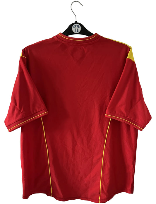 Maillot foot vintage rouge et jaune du RC Lens de la saison 2000/2001. On peut retrouver l'équipementier Umbro et le sponsor OLA. Il s'agit d'un maillot authentique d'époque.