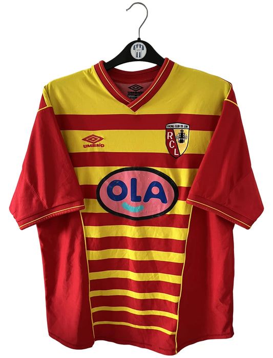 Maillot foot vintage rouge et jaune du RC Lens de la saison 2000/2001. On peut retrouver l'équipementier Umbro et le sponsor OLA. Il s'agit d'un maillot authentique d'époque.