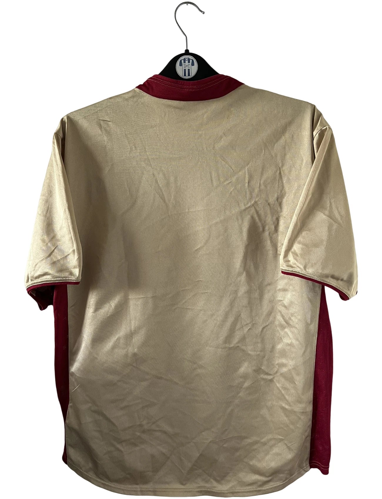 Maillot de foot vintage domicile doré du RC Lens de la saison 2002/2003. On peut retrouver l'équipementier Nike et le sponsor Orange. Il s'agit d'un maillot authentique d'époque.