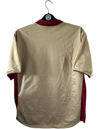 Maillot de foot vintage domicile doré du RC Lens de la saison 2002/2003. On peut retrouver l'équipementier Nike et le sponsor Orange. Il s'agit d'un maillot authentique d'époque.