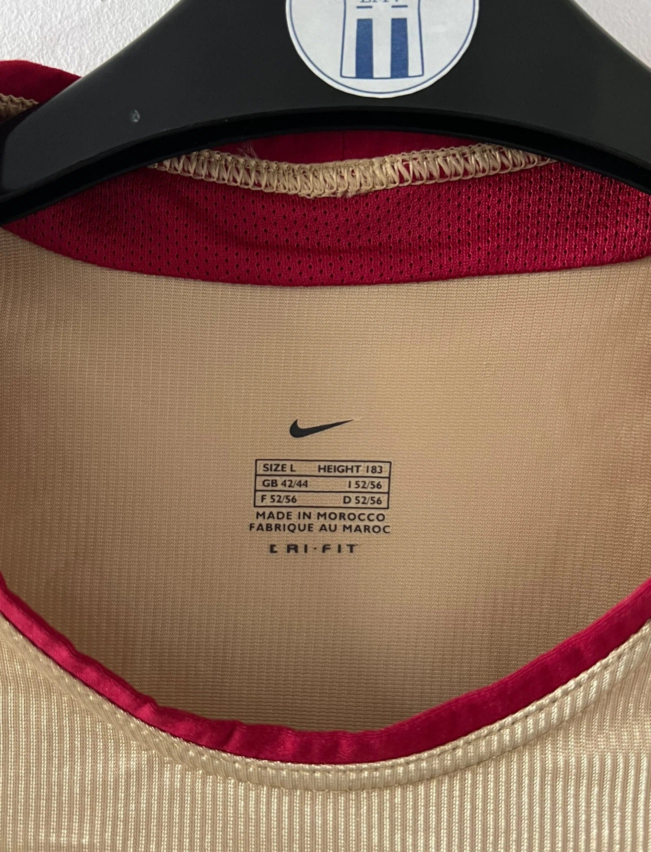 Maillot de foot vintage domicile doré du RC Lens de la saison 2002/2003. On peut retrouver l'équipementier Nike et le sponsor Orange. Il s'agit d'un maillot authentique d'époque.