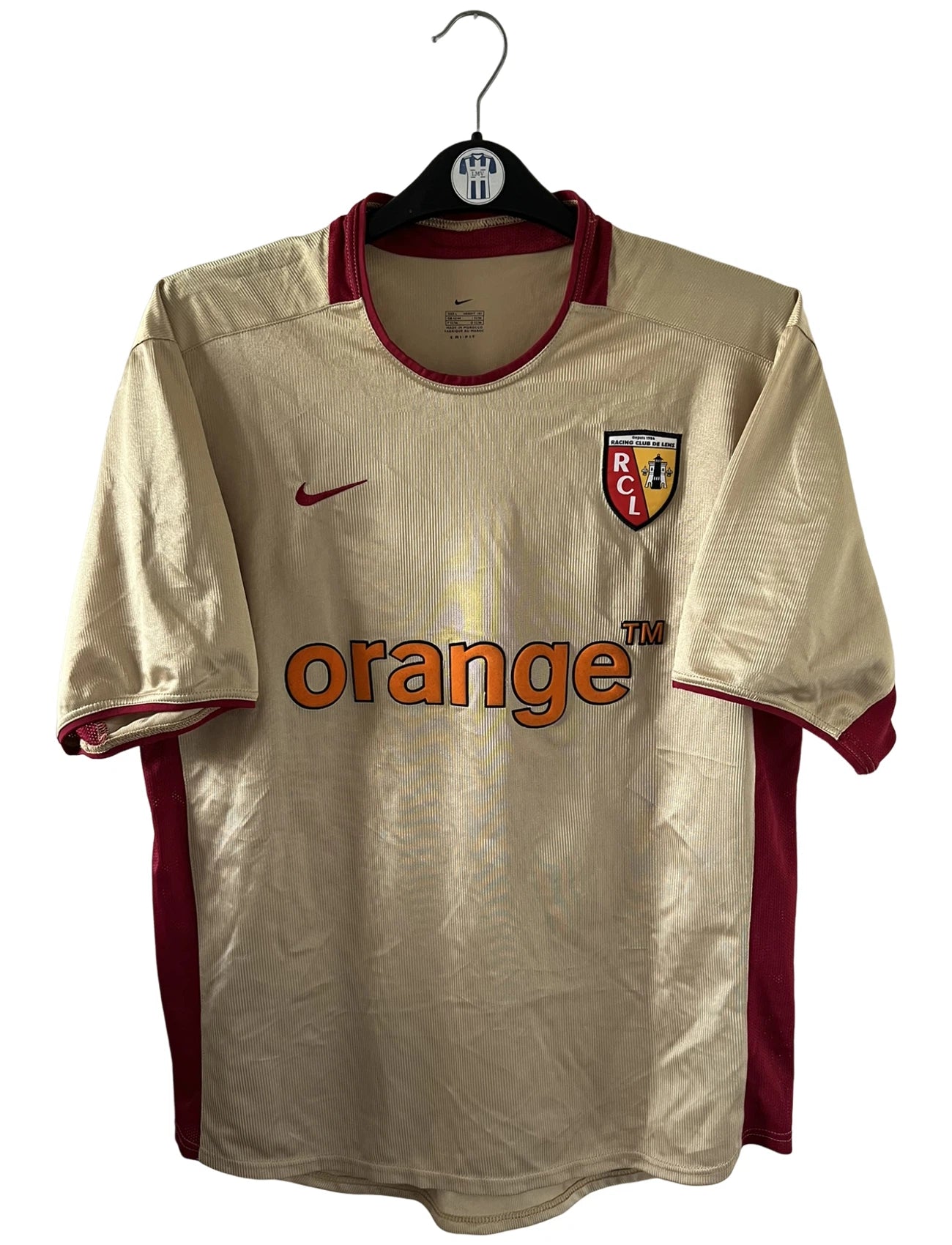 Maillot de foot vintage domicile doré du RC Lens de la saison 2002/2003. On peut retrouver l'équipementier Nike et le sponsor Orange. Il s'agit d'un maillot authentique d'époque.