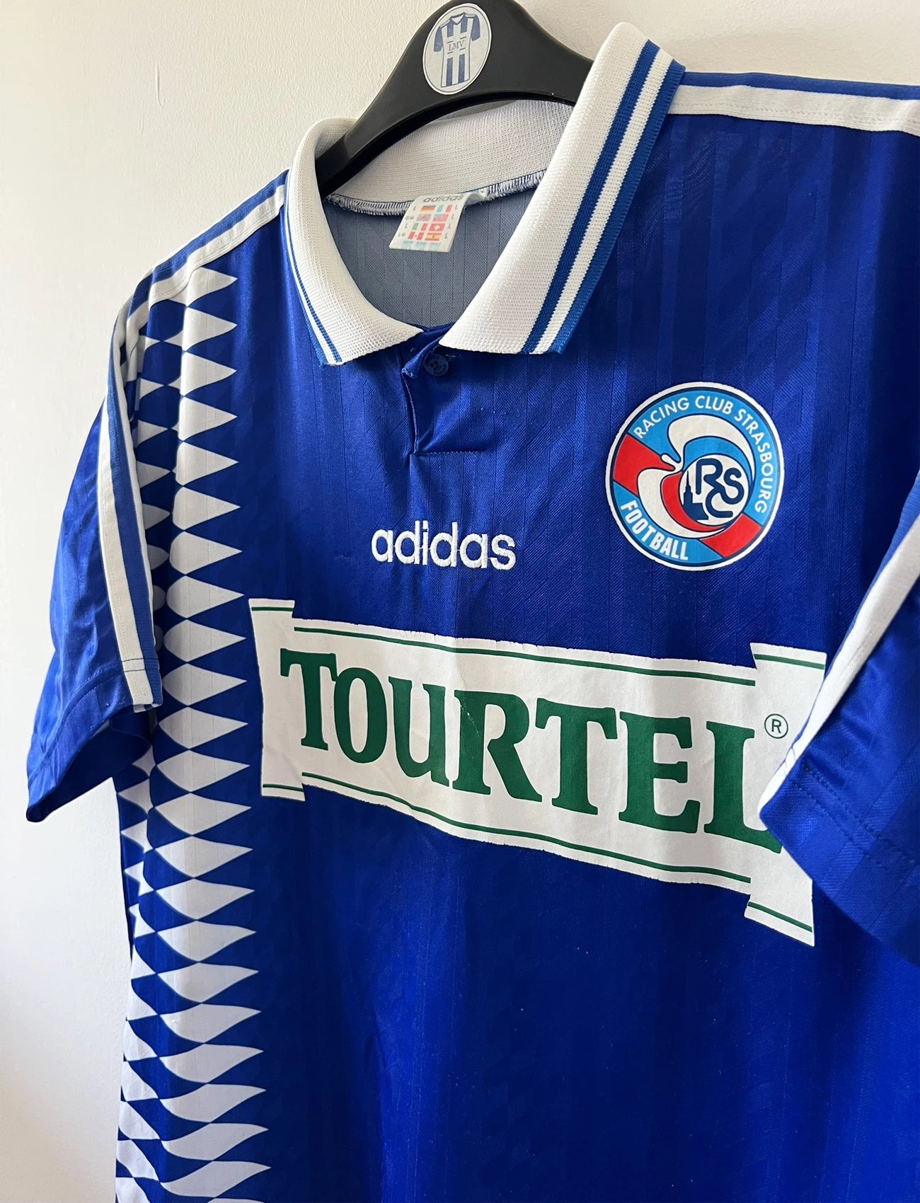 Maillot de foot vintage domicile bleu du RC Strasbourg de la saison 1994/1995. On peut retrouver l'équipementier Adidas et le sponsor Tourtel. Il s'agit d'un maillot authentique d'époque.
