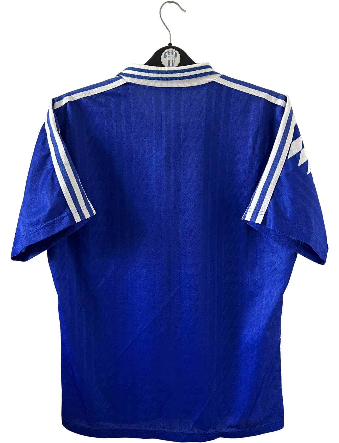 Maillot de foot vintage domicile bleu du RC Strasbourg de la saison 1994/1995. On peut retrouver l'équipementier Adidas et le sponsor Tourtel. Il s'agit d'un maillot authentique d'époque.