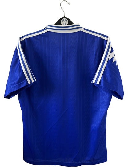 Maillot de foot vintage domicile bleu du RC Strasbourg de la saison 1994/1995. On peut retrouver l'équipementier Adidas et le sponsor Tourtel. Il s'agit d'un maillot authentique d'époque.