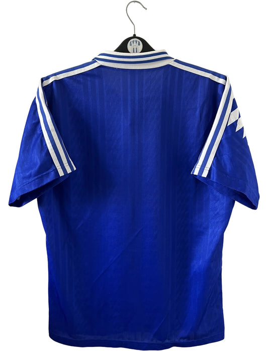 Maillot de foot vintage domicile bleu du RC Strasbourg de la saison 1994/1995. On peut retrouver l'équipementier Adidas et le sponsor Tourtel. Il s'agit d'un maillot authentique d'époque.