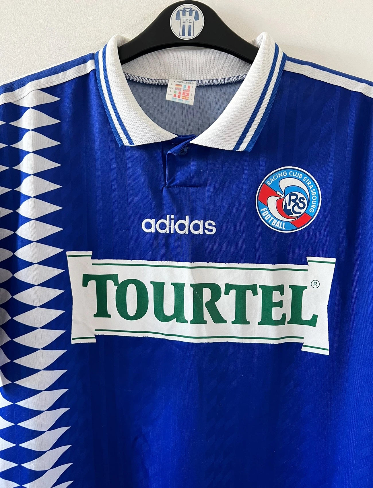 Maillot de foot vintage domicile bleu du RC Strasbourg de la saison 1994/1995. On peut retrouver l'équipementier Adidas et le sponsor Tourtel. Il s'agit d'un maillot authentique d'époque.