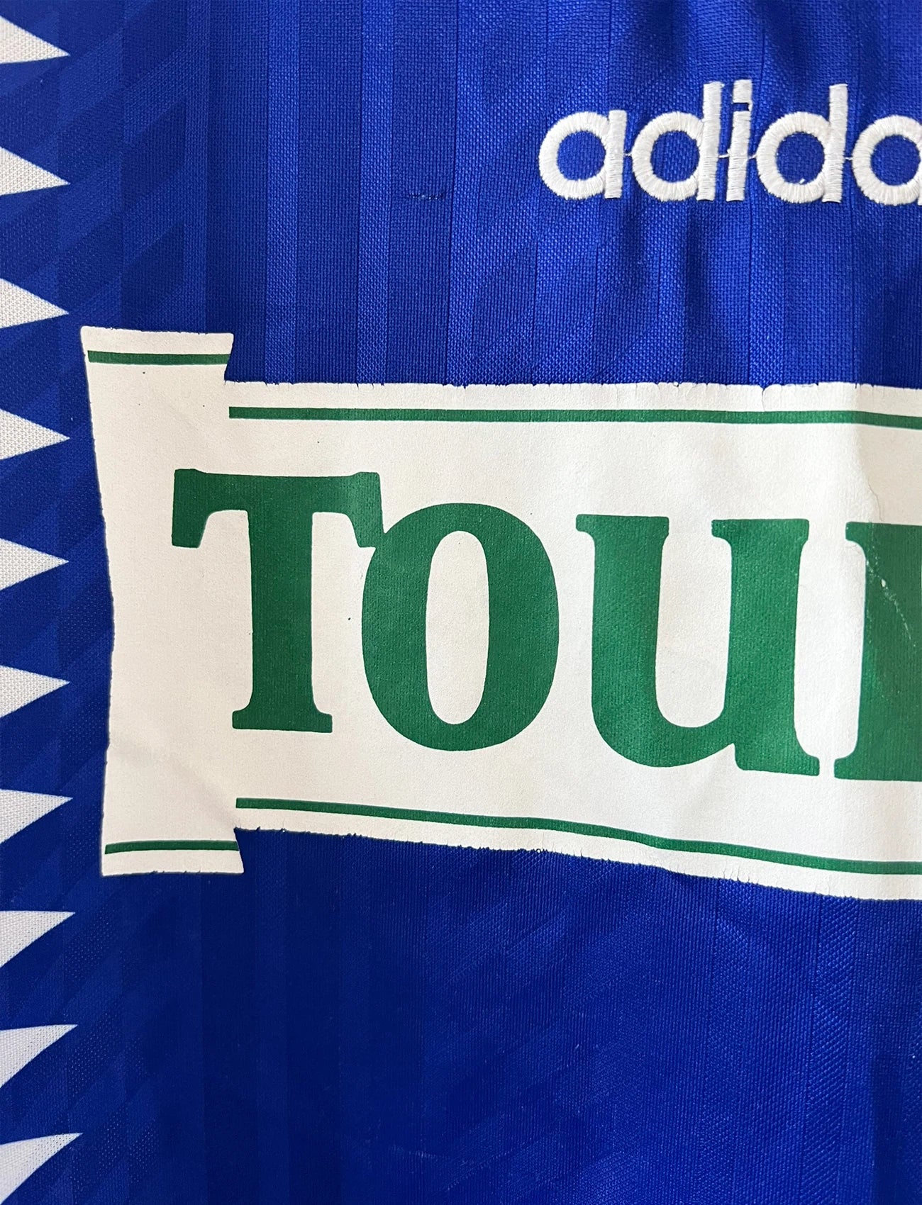 Maillot de foot vintage domicile bleu du RC Strasbourg de la saison 1994/1995. On peut retrouver l'équipementier Adidas et le sponsor Tourtel. Il s'agit d'un maillot authentique d'époque.