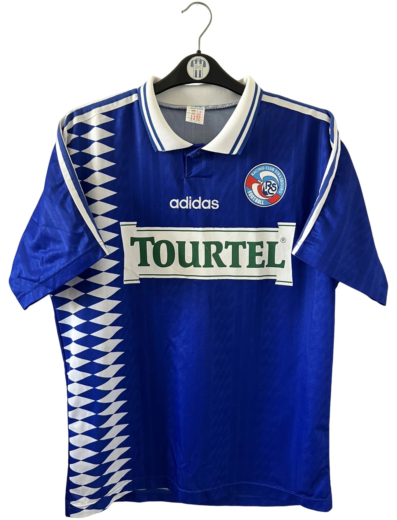 Maillot de foot vintage domicile bleu du RC Strasbourg de la saison 1994/1995. On peut retrouver l'équipementier Adidas et le sponsor Tourtel. Il s'agit d'un maillot authentique d'époque.