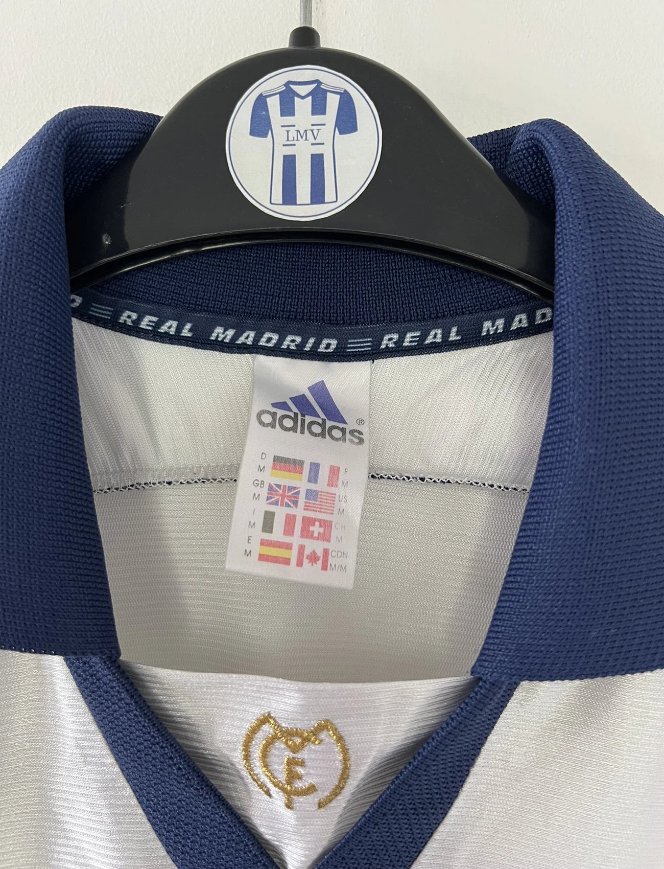 Maillot de foot vintage domicile blanc du Real Madrid de la saison 1998/1999. On peut retrouver l'équipementier Adidas et le sponsor Teka. Il s'agit d'un maillot authentique d'époque.
