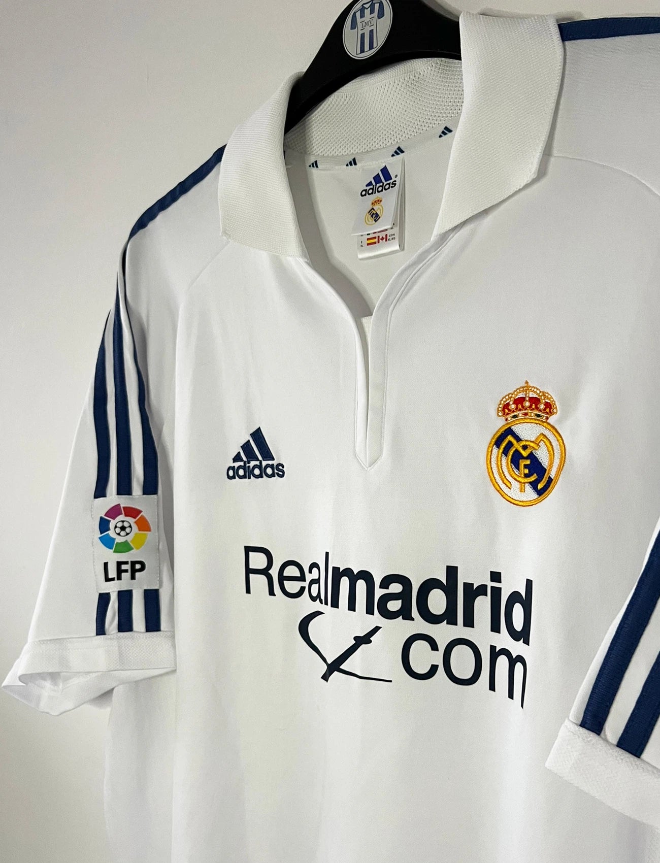 Maillot foot vintage domicile du real madrid de la saison 2001/2002. On peut retrouver l'équipementier Adidas et le sponsor Real Madrid.com. Il s'agit d'un maillot authentique d'époque.