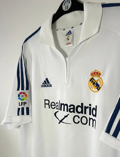 Maillot foot vintage domicile du real madrid de la saison 2001/2002. On peut retrouver l'équipementier Adidas et le sponsor Real Madrid.com. Il s'agit d'un maillot authentique d'époque.