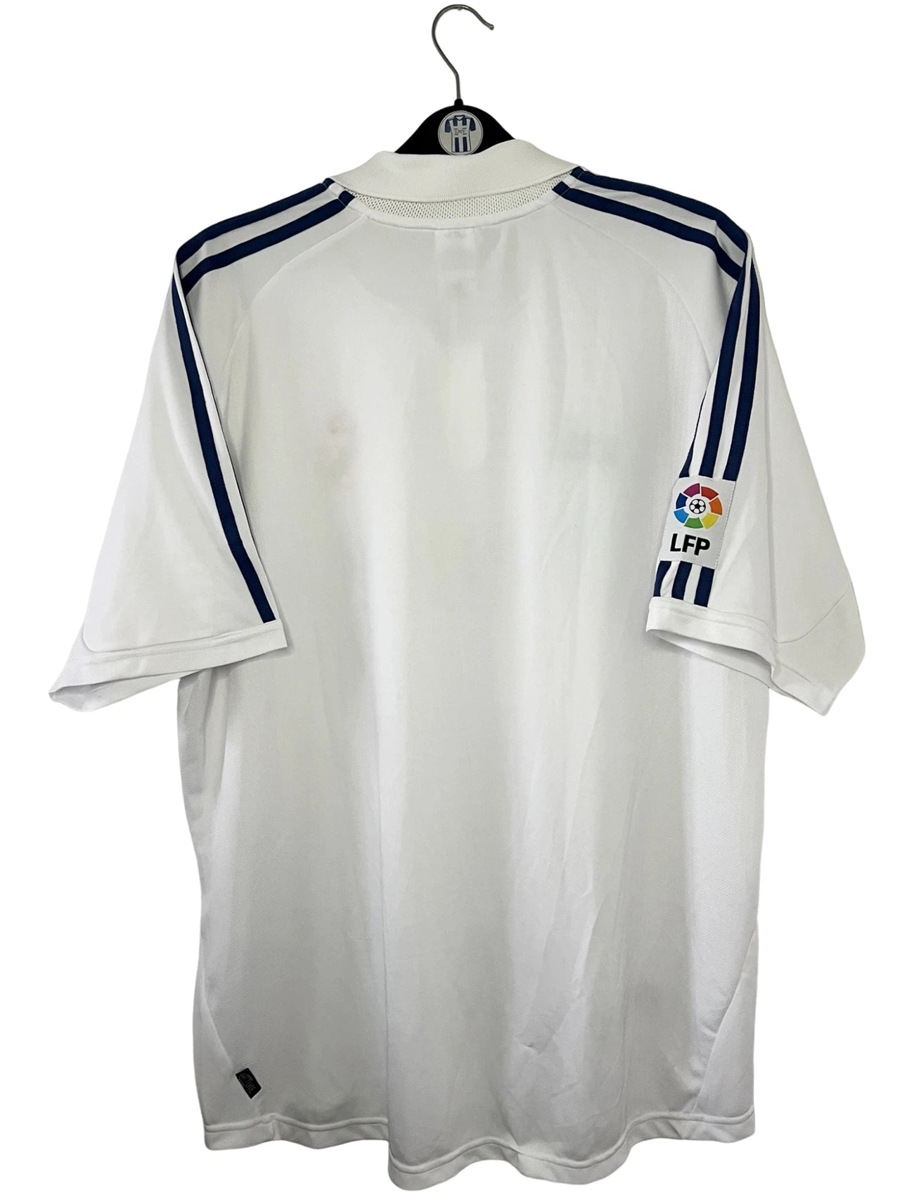 Maillot foot vintage domicile du real madrid de la saison 2001/2002. On peut retrouver l'équipementier Adidas et le sponsor Real Madrid.com. Il s'agit d'un maillot authentique d'époque.
