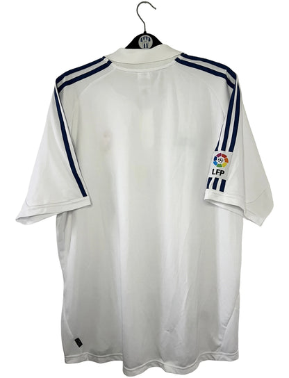 Maillot foot vintage domicile du real madrid de la saison 2001/2002. On peut retrouver l'équipementier Adidas et le sponsor Real Madrid.com. Il s'agit d'un maillot authentique d'époque.