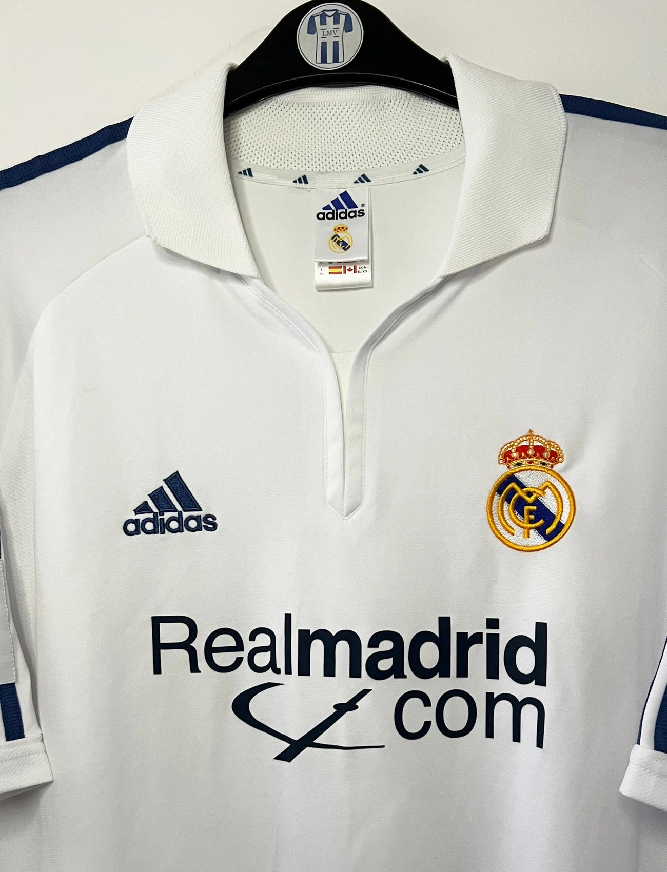 Maillot foot vintage domicile du real madrid de la saison 2001/2002. On peut retrouver l'équipementier Adidas et le sponsor Real Madrid.com. Il s'agit d'un maillot authentique d'époque.