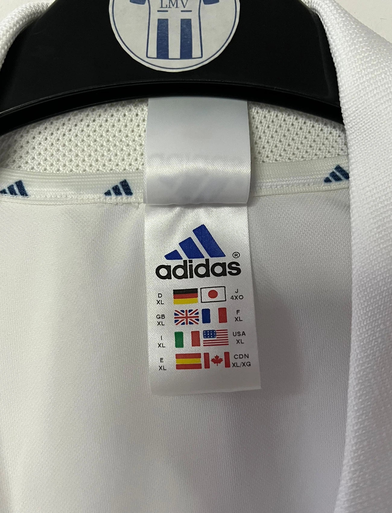 Maillot foot vintage domicile du real madrid de la saison 2001/2002. On peut retrouver l'équipementier Adidas et le sponsor Real Madrid.com. Il s'agit d'un maillot authentique d'époque.