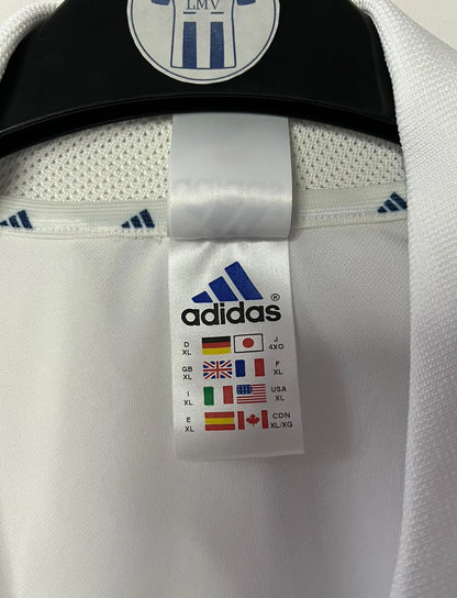 Maillot foot vintage domicile du real madrid de la saison 2001/2002. On peut retrouver l'équipementier Adidas et le sponsor Real Madrid.com. Il s'agit d'un maillot authentique d'époque.