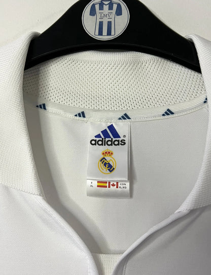 Maillot foot vintage domicile du real madrid de la saison 2001/2002. On peut retrouver l'équipementier Adidas et le sponsor Real Madrid.com. Il s'agit d'un maillot authentique d'époque.