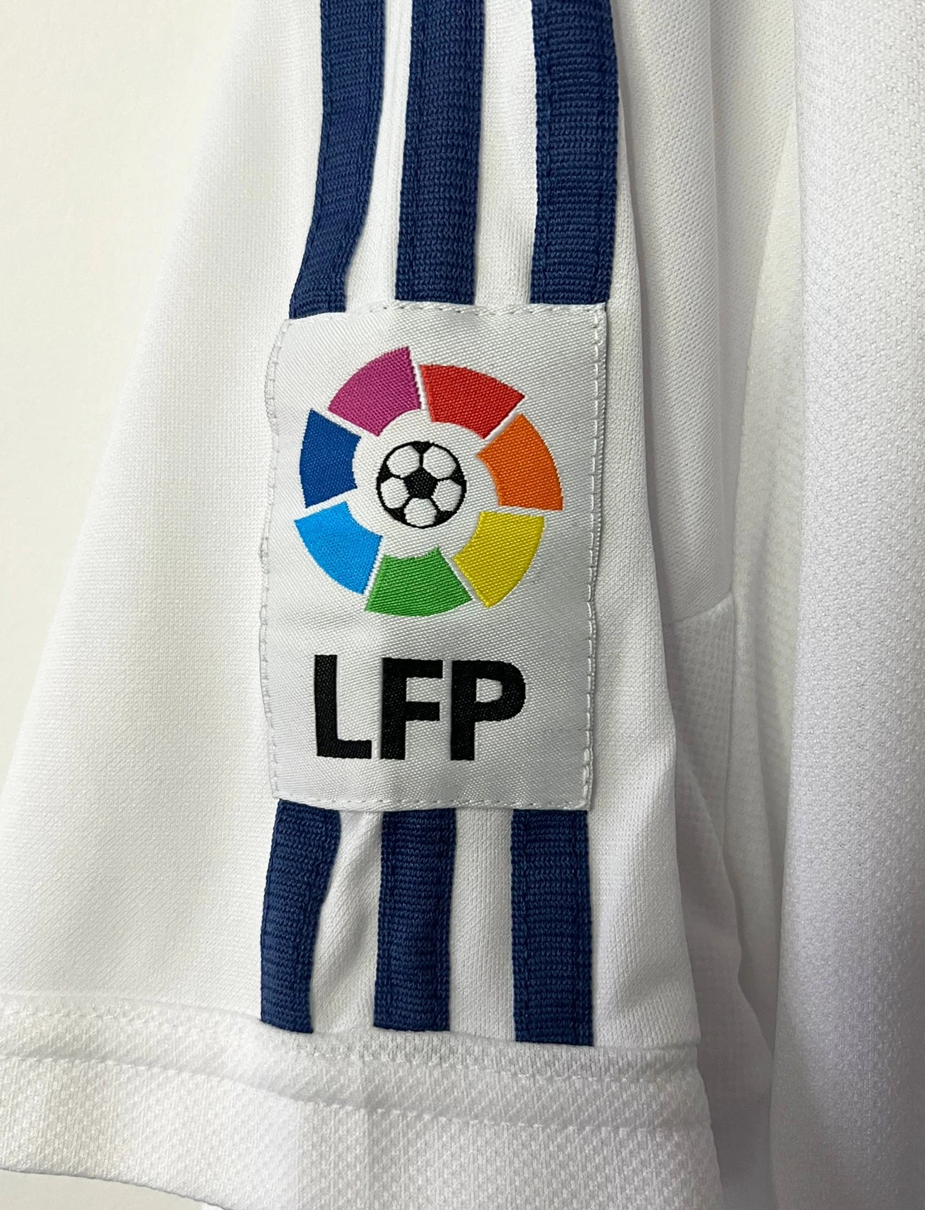 Maillot foot vintage domicile du real madrid de la saison 2001/2002. On peut retrouver l'équipementier Adidas et le sponsor Real Madrid.com. Il s'agit d'un maillot authentique d'époque.