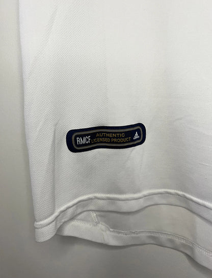 Maillot de foot vintage domicile du real madrid de la saison 2001-2002. Le maillot est de couleur blanc et noir. On peut retrouver l'équipementier adidas et le sponsor Real Madrid.com. Le maillot est floqué du numéro 5 Zinedine Zidane. Il s'agit d'un maillot authentique comportant les numéros 695856