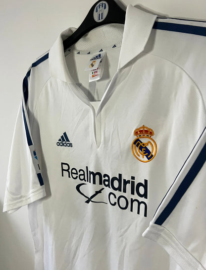 Maillot de foot vintage domicile blanc du real madrid de la saison 2001/2002. On peut retrouver l'équipementier Adidas et le sponsor Real madrid.com. Le maillot est floqué du numéro 5 Zinedine Zidane. Il s'agit d'un maillot authentique d'époque.