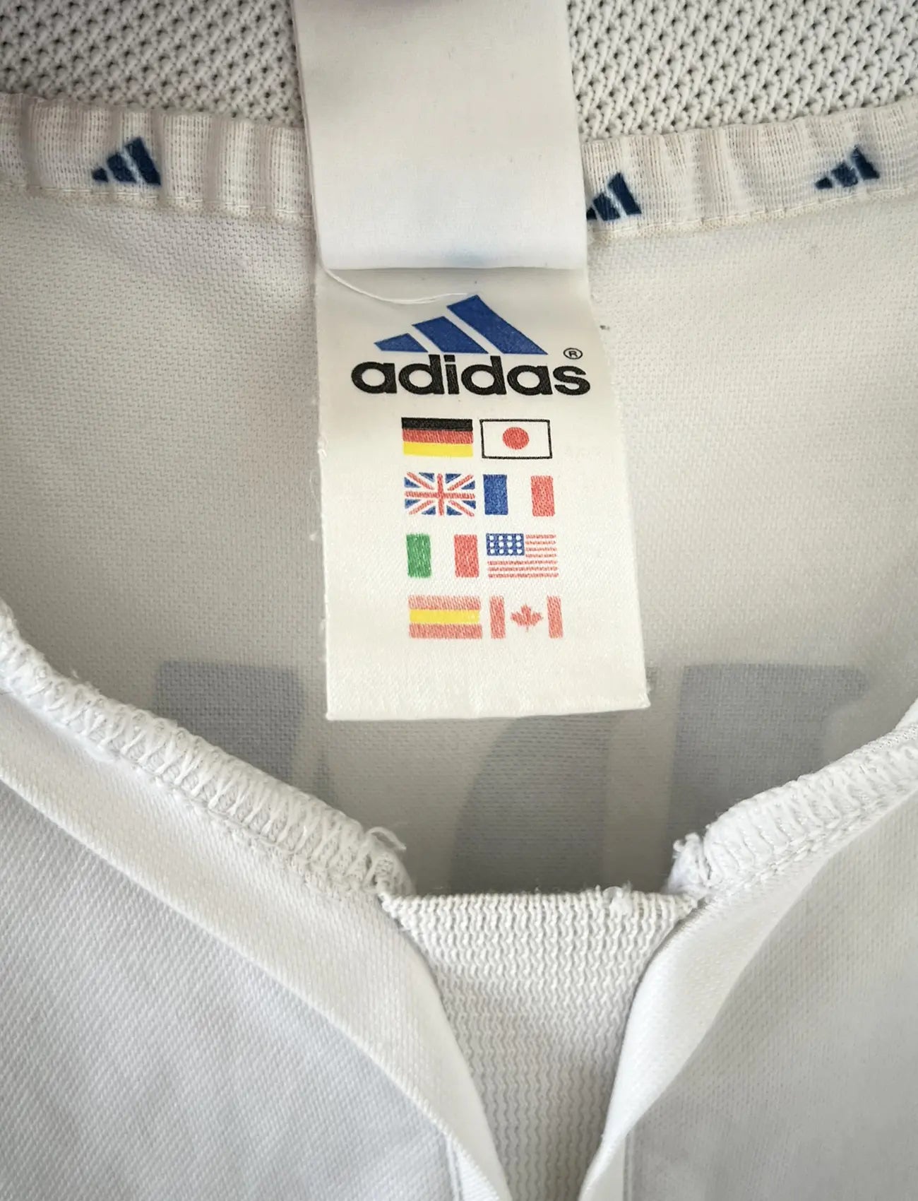 Maillot de foot vintage domicile du real madrid de la saison 2001-2002. Le maillot est de couleur blanc et noir. On peut retrouver l'équipementier adidas et le sponsor Real Madrid.com. Le maillot est floqué du numéro 5 Zinedine Zidane. Il s'agit d'un maillot authentique comportant les numéros 695856