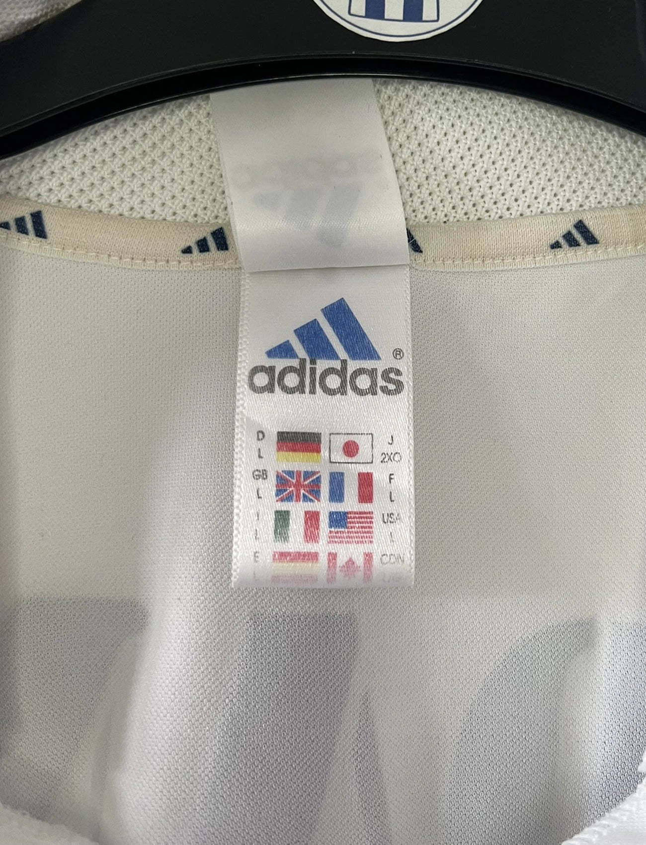 Maillot de foot vintage domicile du real madrid de la saison 2001-2002. Le maillot est de couleur blanc et noir. On peut retrouver l'équipementier adidas et le sponsor Real Madrid.com. Le maillot est floqué du numéro 5 Zinedine Zidane. Il s'agit d'un maillot authentique comportant les numéros 695856