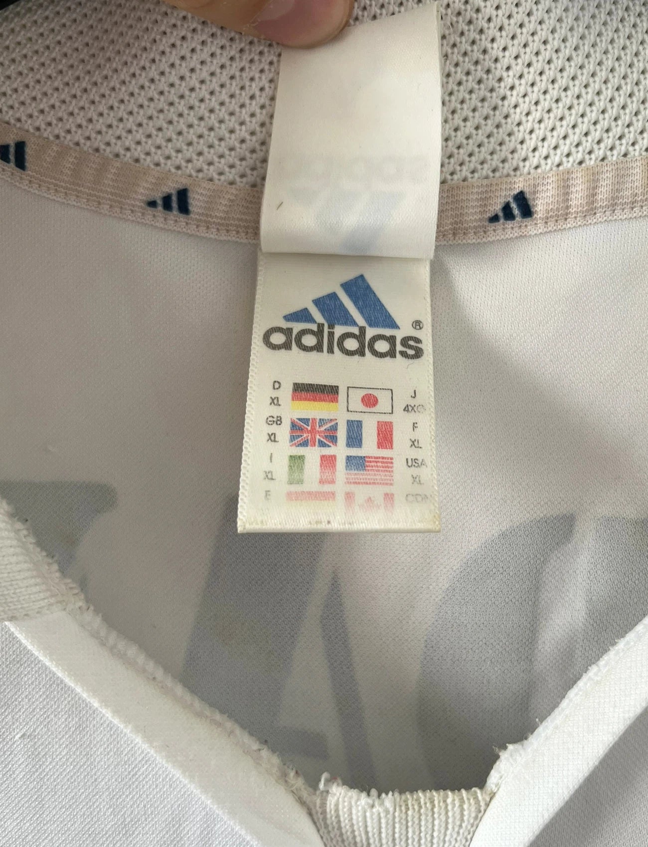 Maillot de foot vintage domicile blanc du real madrid de la saison 2001/2002. On peut retrouver l'équipementier Adidas et le sponsor Real madrid.com. Le maillot est floqué du numéro 5 Zinedine Zidane. Il s'agit d'un maillot authentique d'époque.