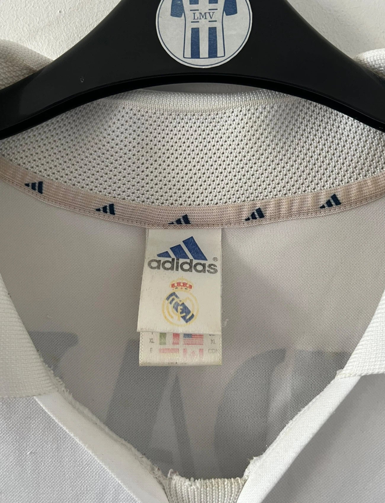 Maillot de foot vintage domicile blanc du real madrid de la saison 2001/2002. On peut retrouver l'équipementier Adidas et le sponsor Real madrid.com. Le maillot est floqué du numéro 5 Zinedine Zidane. Il s'agit d'un maillot authentique d'époque.