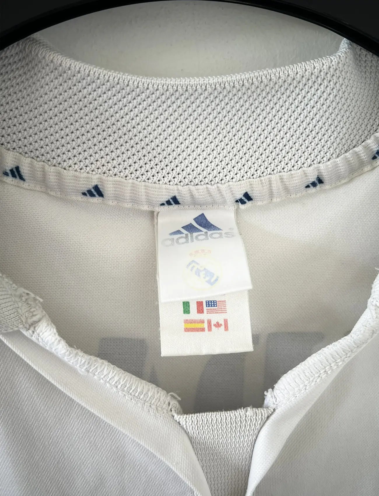 Maillot de foot vintage domicile du real madrid de la saison 2001-2002. Le maillot est de couleur blanc et noir. On peut retrouver l'équipementier adidas et le sponsor Real Madrid.com. Le maillot est floqué du numéro 5 Zinedine Zidane. Il s'agit d'un maillot authentique comportant les numéros 695856