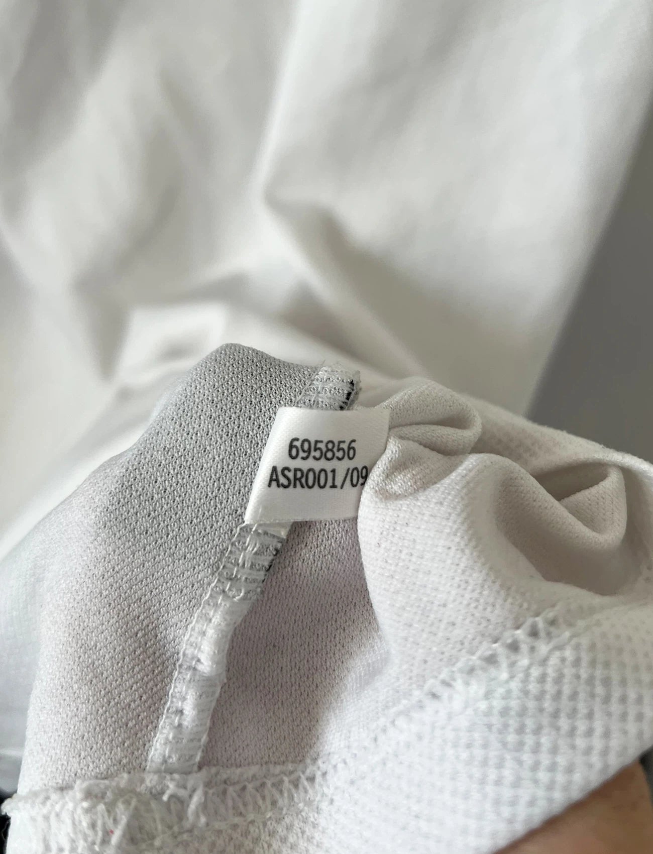 Maillot de foot vintage domicile blanc du real madrid de la saison 2001/2002. On peut retrouver l'équipementier Adidas et le sponsor Real madrid.com. Le maillot est floqué du numéro 5 Zinedine Zidane. Il s'agit d'un maillot authentique d'époque.