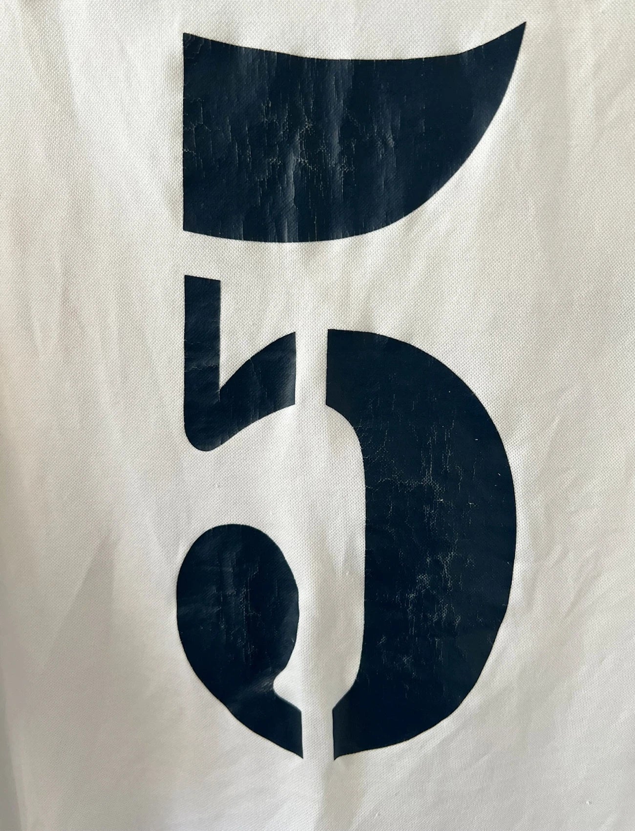 Maillot de foot vintage domicile blanc du real madrid de la saison 2001/2002. On peut retrouver l'équipementier Adidas et le sponsor Real madrid.com. Le maillot est floqué du numéro 5 Zinedine Zidane. Il s'agit d'un maillot authentique d'époque.