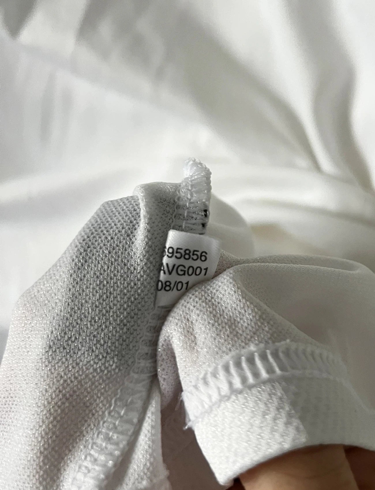 Maillot de foot vintage domicile blanc du real madrid de la saison 2001/2002. On peut retrouver l'équipementier Adidas et le sponsor Real madrid.com. Le maillot est floqué du numéro 5 Zinedine Zidane. Il s'agit d'un maillot authentique d'époque.