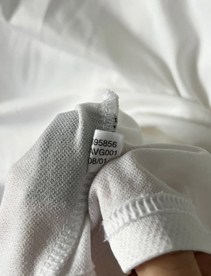 Maillot de foot vintage domicile blanc du real madrid de la saison 2001/2002. On peut retrouver l'équipementier Adidas et le sponsor Real madrid.com. Le maillot est floqué du numéro 5 Zinedine Zidane. Il s'agit d'un maillot authentique d'époque.