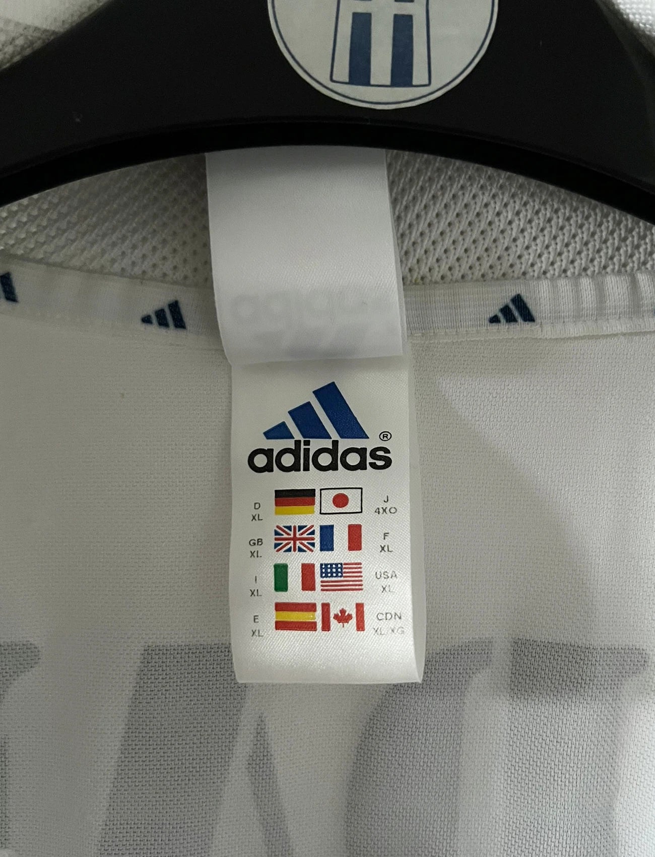 Maillot de foot vintage domicile blanc du real madrid de la saison 2001/2002. On peut retrouver l'équipementier Adidas et le sponsor Real madrid.com. Le maillot est floqué du numéro 5 Zinedine Zidane. Il s'agit d'un maillot authentique d'époque.