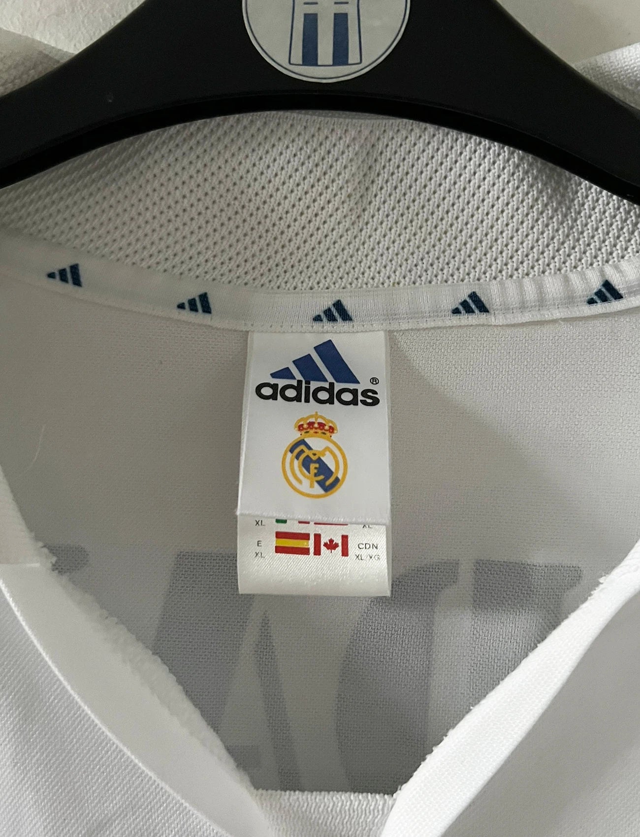 Maillot de foot vintage domicile blanc du real madrid de la saison 2001/2002. On peut retrouver l'équipementier Adidas et le sponsor Real madrid.com. Le maillot est floqué du numéro 5 Zinedine Zidane. Il s'agit d'un maillot authentique d'époque.
