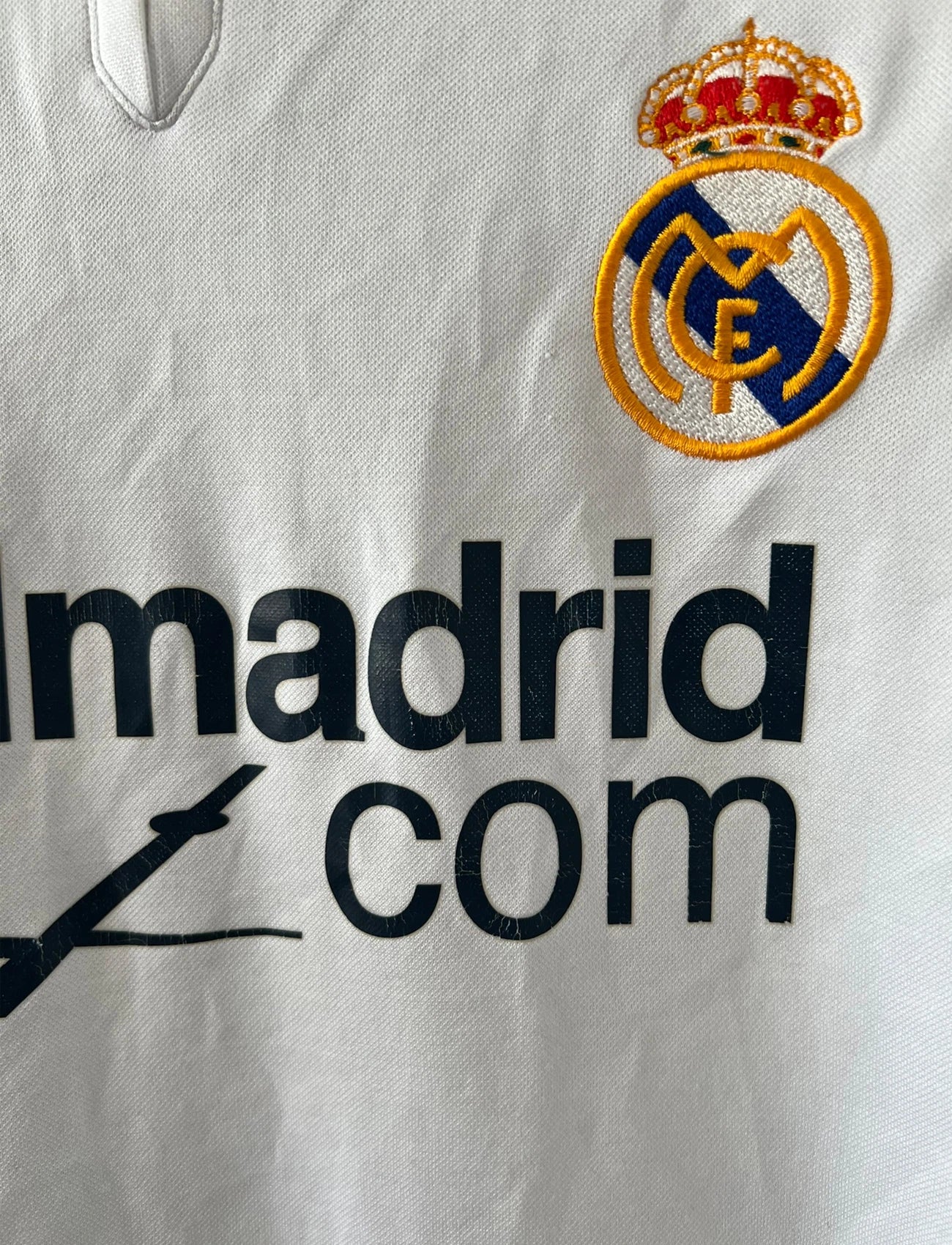 Maillot de foot vintage domicile blanc du real madrid de la saison 2001/2002. On peut retrouver l'équipementier Adidas et le sponsor Real madrid.com. Le maillot est floqué du numéro 5 Zinedine Zidane. Il s'agit d'un maillot authentique d'époque.