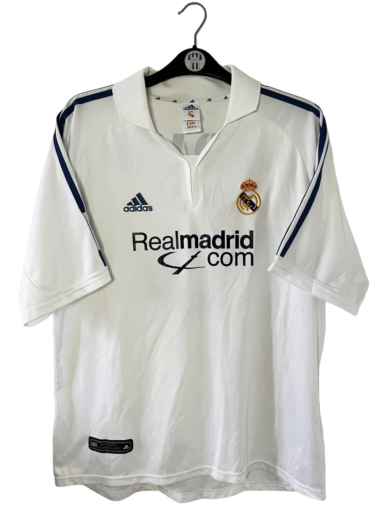Maillot de foot vintage domicile blanc du real madrid de la saison 2001/2002. On peut retrouver l'équipementier Adidas et le sponsor Real madrid.com. Le maillot est floqué du numéro 5 Zinedine Zidane. Il s'agit d'un maillot authentique d'époque.