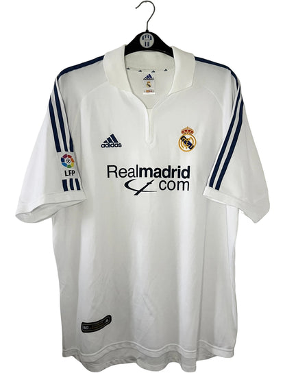 Maillot foot vintage domicile du real madrid de la saison 2001/2002. On peut retrouver l'équipementier Adidas et le sponsor Real Madrid.com. Il s'agit d'un maillot authentique d'époque.