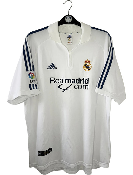 Maillot foot vintage domicile du real madrid de la saison 2001/2002. On peut retrouver l'équipementier Adidas et le sponsor Real Madrid.com. Il s'agit d'un maillot authentique d'époque.